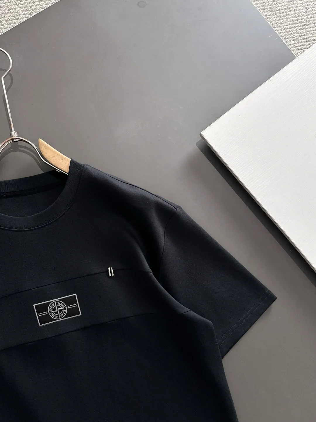 Next day shipment P300 High version Stone lsland/Stone Island 25ss spring and summer new high-end T-shirt Made with machines imported from Italy. Truly the most luxurious and high-quality style that you can wear with your eyes closed. Heavy combed fabrics. High-strength and heavy-weight fabrics feel substantial when weighed. The upper body is more textured than ordinary T-shirts and is not easy to deform. This texture can cope with the weather, absorb sweat and breathable, and is suitable for both hot and cold conditions! Perfectly produced with reference to the original stitch and stitch! The loose fit design is super noble. Custom-woven signature ribbed collar, cuffs, and hem. Really rare and rare goods Size: M-XXXL